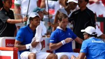 Jo-Wilfried Tsonga y Richard Gasquet escuchan a Yannick Noah durante un descanso del partido de dobles entre Francia y Canad&aacute; de Copa Davis.