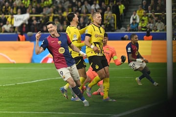 Robert Lewandowski celebra el 2-1 del Barcelona en Dortmund.