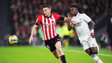 BILBAO, SPAIN - JANUARY 22: Oscar de Marcos of Athletic Club battles for possession with Vinicius Junior of Real Madrid during the LaLiga Santander match between Athletic Club and Real Madrid CF at San Mames Stadium on January 22, 2023 in Bilbao, Spain. (Photo by Juan Manuel Serrano Arce/Getty Images)