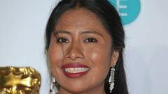 Yalitza Aparicio luciendo vestido rojo