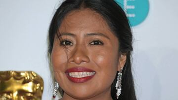 Yalitza Aparicio luciendo vestido rojo