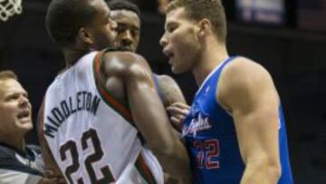 Blake Griffin se encara con Khris Middleton.