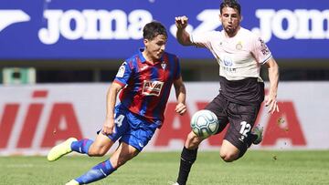 EIBAR, SPAIN - SEPTEMBER 15: Jonathan Calleri of RCD Espanyol duels for the ball with Alvaro Tejero of SD Eibar during the Liga match between SD Eibar SAD and RCD Espanyol at Ipurua Municipal Stadium on September 15, 2019 in Eibar, Spain. (Photo by Juan M