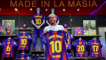 Lamine Yamal posa con su camiseta del Barcelona con su nuevo dorsal, el 10.