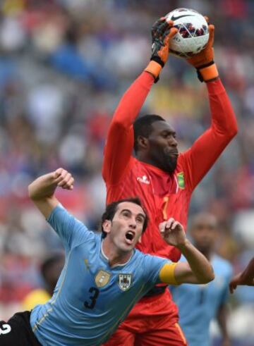 Diego Godin y Duwayne Kerr.