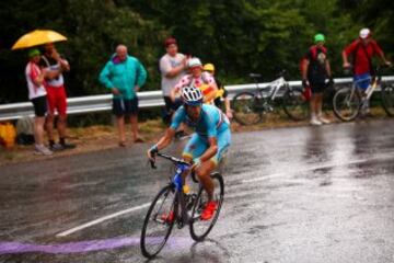 Vincenzo Nibali sufriendo bajo la lluvia.