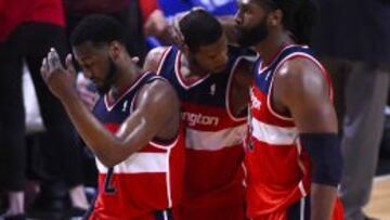 John Wall, Trevor Ariza y Nene Hilario celebran la victoria.