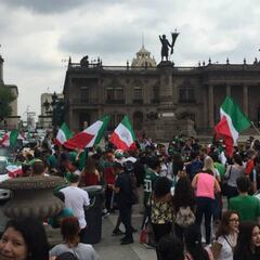 Regios festejaron en grande triunfo de México