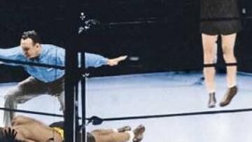 <b>TEMBLÓ AMERICA. </b>El árbitro Arthur Donovan certifica el K. O. de Joe Louis ante Schmeling: tembló América.