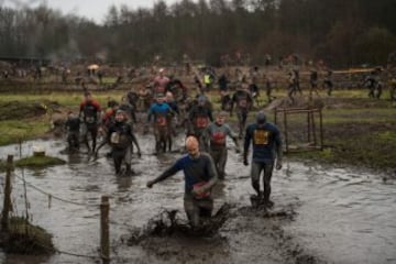 La carrera Tough Guy, se celebra desde 1987 en Inglaterra y desafía a sus participantes a recorrer 15km llenos de los obstáculos, donde hasta los más expertos se quedan en el camino. 