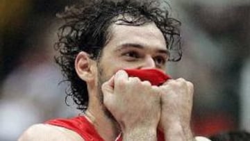 <b>INCRÉDULO</B>. Jorge Garbajosa besa su camiseta después de proclamarse campeón del mundo de baloncesto en Saitama, Japón.