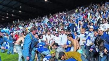 <b>AVALANCHA ISLEÑA. </b>La foto lo dice todo: la afición del Tenerife apoyó como nunca al equipo lejos de Santa Cruz y acabó casi en el césped por la borrachera de alegría al final.
