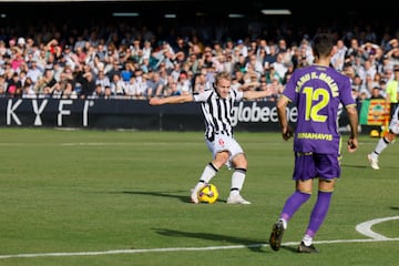 Manu Molina, de espaldas en el gol de Van den Berg.