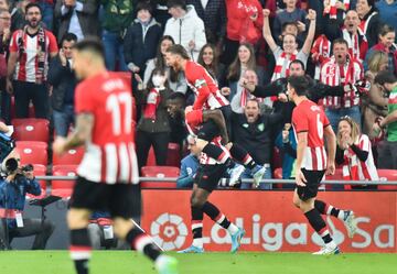 1-0. Los jugadores del Athletic Club celebran el primer gol que marca Mario Hermoso en propia puerta.