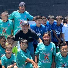 Chucky Lozano sorprende a niños en San Diego