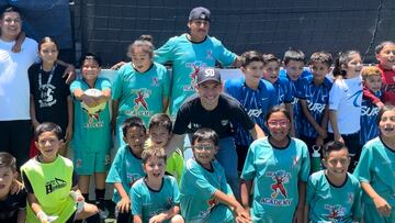 Chucky Lozano sorprende a niños en San Diego