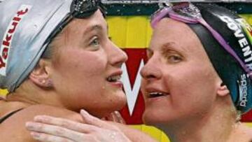 <b>SORPRENDIDA. </b>Belmonte se saluda con Coventry, que logró el oro.