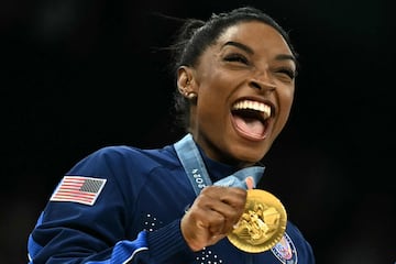 Simone Biles se afianzó como la figura en la gimnasia al cosechar 4 medallas: 3 de oro y una de plata (Foto por Lionel BONAVENTURE / AFP)