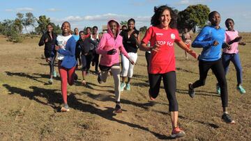 M&oacute;nica Bat&aacute;n, de Wanawake, corriendo en Kenia con chicas de la comunidad.