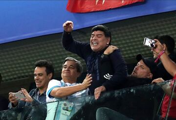 Maradona la grada del estadio San Petersburgo.