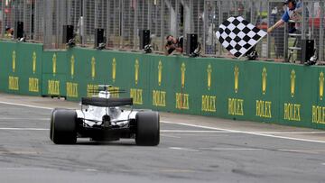 Lewis Hamilton cruzando la meta como ganador del GP de Gran Breta&ntilde;a 2017.