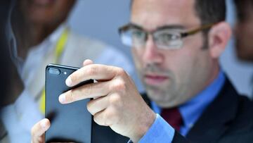 A man tests out an iPhone 7 Plus during a media event at Bill Graham Civic Auditorium in San Francisco, California on September 7, 2016. / AFP PHOTO / Josh Edelson