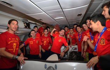 Todo el vuelo de la expedición española de regreso de Sudáfrica a España fue una continua fiesta. Los jugadores no pararon de celebrar la conquista del primer Mundial de La Roja.