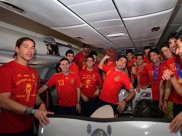 Todo el vuelo de la expedición española de regreso de Sudáfrica a España fue una continua fiesta. Los jugadores no pararon de celebrar la conquista del primer Mundial de La Roja.