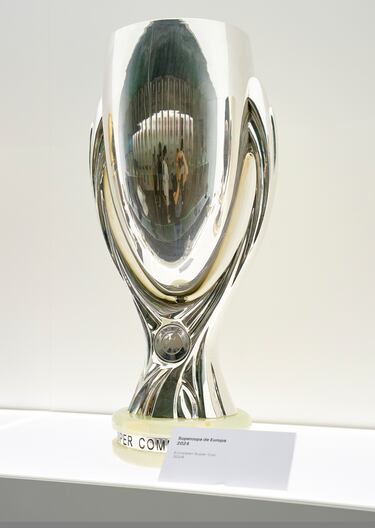 Conquistada el pasado 14 de agosto en Varsovia contra el Atalanta (2-0), la Supercopa de Europa también ha sido el primer trofeo conquistado por Kylian Mbappé con la camiseta del Real Madrid. Para los blancos, es la sexta ya. Podrían ser más, concretamente nueve. La competición se juega desde 1973. Al principio se disputaba a dos encuentros cuando, en 1998 cambió a ser a partido único. Justamente, en aquella edición, el Madrid perdió contra el Chelsea (1-0). En 2000, igual. Derrota en el gol de oro (2-1) contra el Galatasaray turco. La primera se logró en 2002, contra el Feyenoord (3-1). En los últimos diez años, los merengues disputaron seis finales. Ganaron cinco y perdieron una, contra el Atlético de Madrid en el 2018 (4-2).