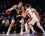 Jokic sale lesionado de su rodilla y preocupa a los Nuggets