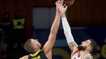 GRAF7695. LA LAGUNA (TENERIFE), 15/12/2018.- El pívot estadounidense del Iberostar Tenerife, Colton Iverson (i), lucha por el balón ante el pívot francés del Baskonia, Vincent Poirier (d), durante el partido correspondiente a la decimosegunda jornada de la Liga Endesa ACB, disputada hoy en La Laguna (Tenerife). EFE/Cristóbal García