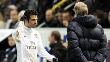 <b>CONTRARIADO. </b>Cesc se retira lesionado en el minuto 43.