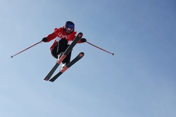 Con solo dos días para que terminen los Juegos Olímpicos de Beijing, Lars
Barson, fotógrafo de Getty Images, capturó a Ailing Eileen Gu del equipo de China, realizando un truco que la convertiría en medallista de oro durante su primera carrera en la fina de Freestyle Freeski femenino.
