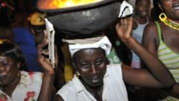 <b>LA ALEGRÍA DE UN PAÍS POBRE. </b>El fútbol, el deporte, volvió a ser la válvula que liberó la felicidad de un país sumido en la pobreza, y precisamente a costa del más rico.