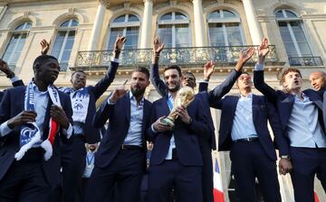 Hugo Lloris con la copa a las puertas del Palacio del Elíseo. 