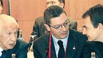 <b>CONFIDENCIAS. </b>Alberto Ruiz Gallardón, alcalde de Madrid, se dirige a José Luis Rodríguez Zapatero, presidente del gobierno, en presencia de Juan Antonio Samaranch.
