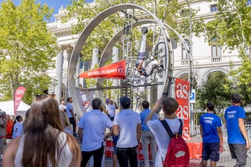 AS celebró la última etapa de La Vuelta 2024 con varias actividades en la ‘fan zone’. El público pudo montarse en un looping o participar en una competición de bicicletas estáticas y  poner a prueba sus conocimientos sobre La Vuelta con un juego de preguntas.