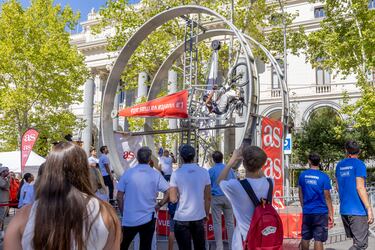 AS celebró la última etapa de La Vuelta 2024 con varias actividades en la ‘fan zone’. El público pudo montarse en un looping o participar en una competición de bicicletas estáticas y  poner a prueba sus conocimientos sobre La Vuelta con un juego de preguntas.