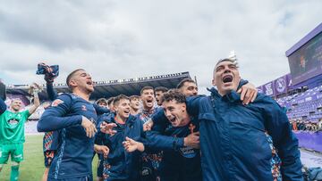 Los futbolistas del Celta celebran con su afición la victoria en Valladolid.
