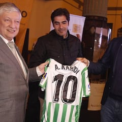 Haro y Setién juegan contra Karpov y le 'visten' del Betis