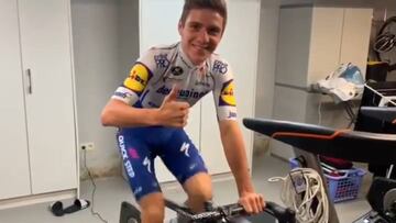 Evenepoel entrena en el rodillo despu&eacute;s de su accidente.