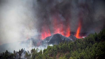 GRAFCAN3301. EL PASO (LA PALMA), 19/09/2021.- Una erupción volcánica ha comenzado esta tarde de domingo en los alrededores de Las Manchas, en El Paso (La Palma), después de que el complejo de la Cumbre Vieja acumulara miles de terremotos en la última semana, conforme el magma iba presionando el subsuelo en su ascenso. Las autoridades habían comenzado horas antes evacuar a las personas con problemas de movilidad en cuatro municipios. EFE/Miguel Calero