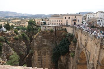 Los ciclistas cruzan el puente de Ronda durante la 13.? etapa de la Vuelta ciclista a Espa?a 2022, un recorrido de 168,4 km de Ronda a Montilla.