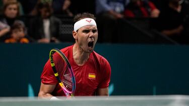 Rafael Nadal celebra un punto durante su partido en la Copa Davis 2024.