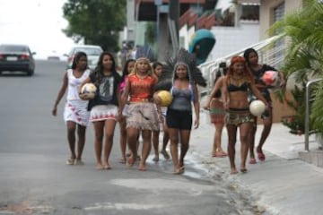 Jugadoras del equipo Selvagem do Amazonas FC, de la etnia Satere-mawe, jugando fútbol en Manaos, en el estado brasileño de Amazonas.