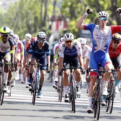 Démare se impone en el esprint de Mesina y Juanpe sigue líder