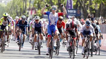 Démare celebra su victoria, por delante de Gaviria y Nizzolo, en la meta de Mesina.