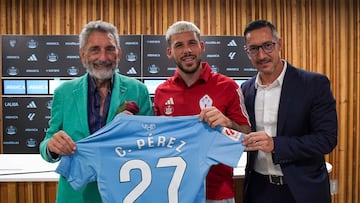 El presidente Carlos Mouri?o, Carles P¨¦rez y Juan Carlos Calero, coordinador deportivo, durante la presentaci¨®n del futbolista catal¨¢n tras su regreso al Celta.