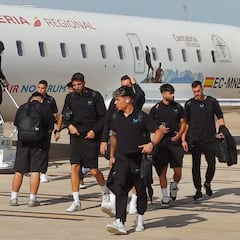 El vestuario del Almería vuelve a subirse al avión del ascenso