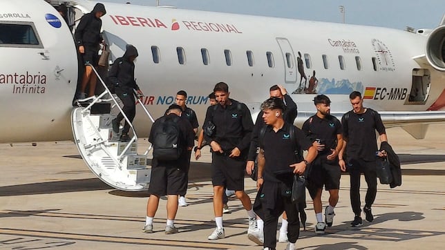 El vestuario del Almería vuelve a subirse al avión del ascenso